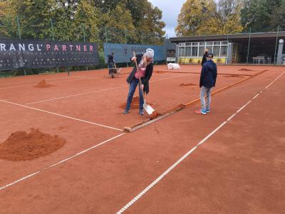 Rege Beteiligung beim Einwintern der Tennisplätze!